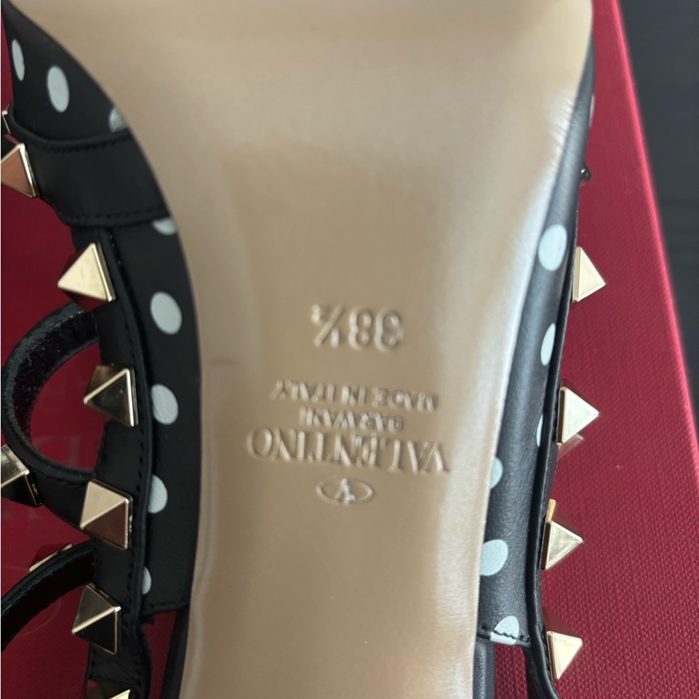 Very Elegant Valentino Garavani Classic Rockstud pumps! Brand new in box! 38.5 - Picture 9 of 16